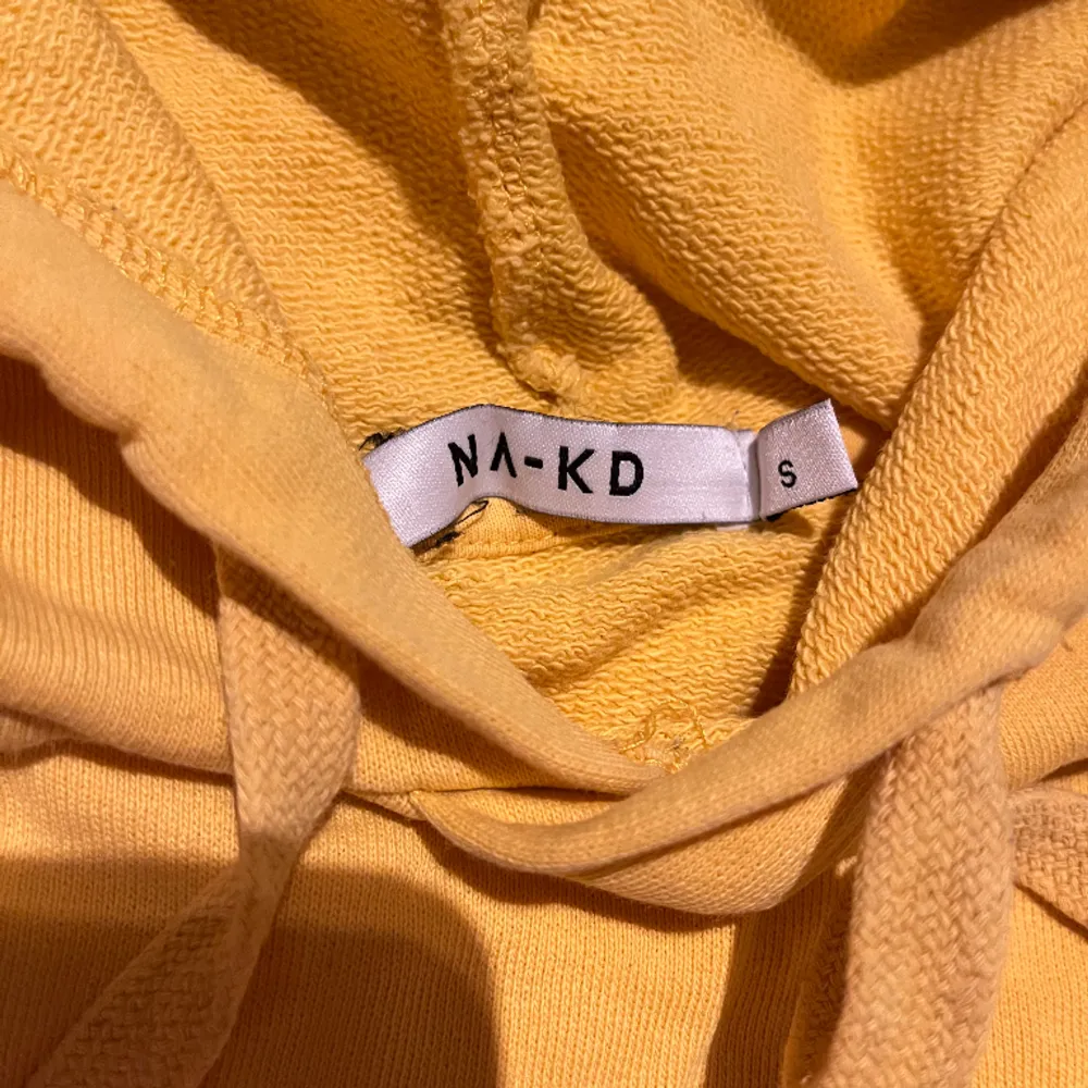 Gul hoodie från NA-KD! (Är mer som den gula färgen på första bilden än på andra) Använt fåtal gånger.. Hoodies.