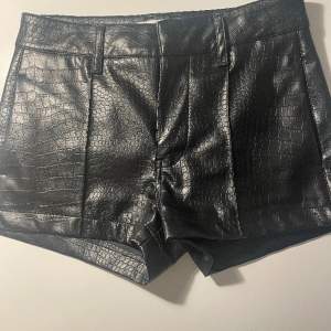 Säljer dessa coola skinnshorts💥🥰 skriv privat för fler bilder🔥