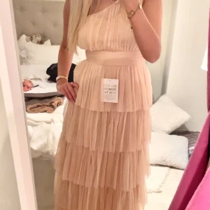 Balklänning volanger  - Helt ny och säljer den för att jag beställde två stycken i olika storlekar💘Ljus rosa - alla lappar kvar🙏 Skriv för fler bilder, den går ner till marken med god marginal på mig som är 170💘 Nypris: 1069kr, mitt pris kan diskuteras vid snabb affär🙈 