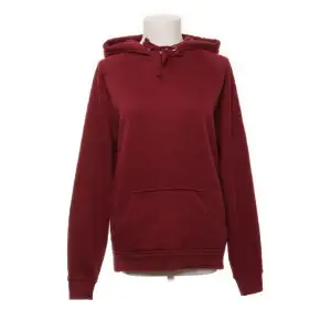 Vinröd hoodie i strl S 💕 Använd fåtal gånger, däremot lite nopprig efter tvätten därav priset. Fler bilder går att få 😊