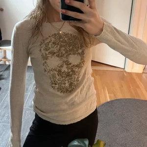 Zadig Kashmir tröja  - Säljer denna ursnygga zadig tröjan i 100% Kashmir😍såå snygg och skön! I strl xs men passar mig bra som brukar ha s🥰