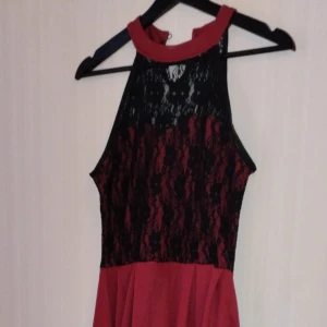 Röd svart spets klänning. - Väldigt bra skick då den bara är testad 1 gång.  Väldigt fin på då det är spets fram och bak.  Passar till både fest och vardag.