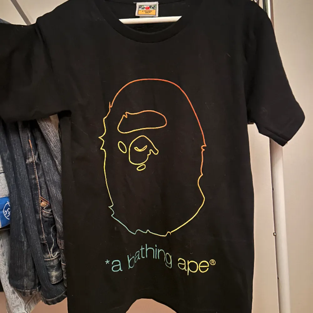 A bathing ape (Bape) T shirt som knappt kommit till använding då jag har mycket andra kläder. Rare modell på tröjan med regnbågs kanterna. Passar snyggt på mig som är 170. T-shirts.