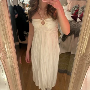 Vit klänning - Säljer denna vita klänning från Hm. Använd några få gånger och i väldigt bra skick!☺️