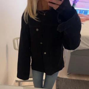 Svart Jeansjacka - Knappt använd jeansjacka från Carin Wester!😌