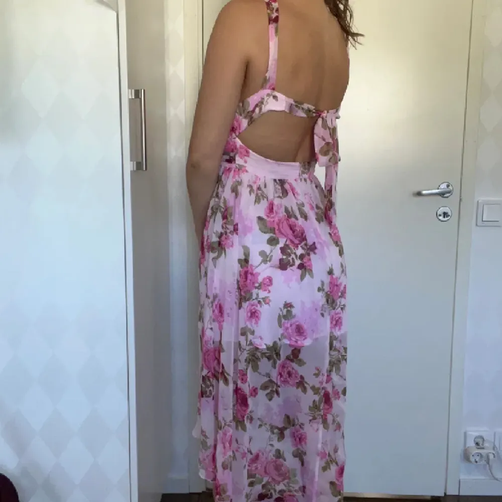 Bought on Plick, pictures from seller. Dream dress but a little big on the chest area. It says it’s an M, fits more like a S. XS can fit depending on your chest size. (Girl in picture is not me) . Klänningar.