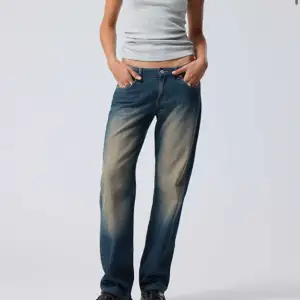 lågmidjade weekday jeans 23/34