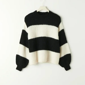 Randig tröja - Mysig stickad tröja från Gina, helt slutsåld! Använd 1 gång.