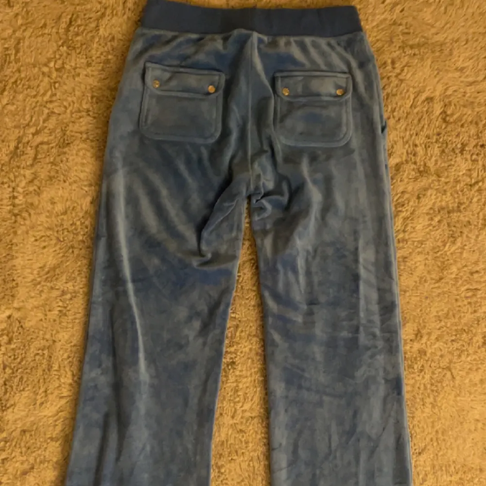 Sparsamt använda juicy byxor. Intressekoll på mina blåa juicy byxor. Det finns inga tecken på användning då jag typ använt dom 2 gånger. Jag köpte dom för 1200🥰skriv om du har nån fråga! . Jeans & Byxor.