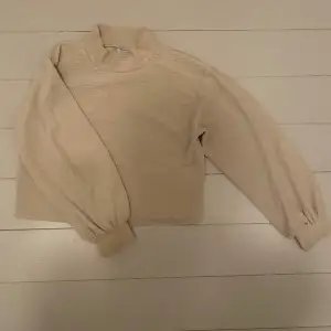 En jättesöt beige långärmad tröja från Lindex i storlek 134-140. Säljer eftersom den är för liten för mig. 