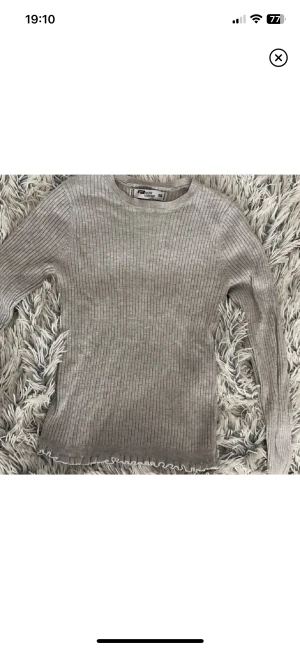 Tröja - Grå ribbad tröja från New Yorker i storlek XS. Säljer pga att den inte kommer till användning. Skriv privat för fler bilder. Pris kan diskuteras!