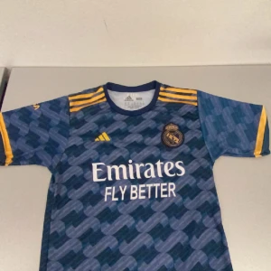 Vini jrnummer 7 på ryggen - En vini jr fotbollströja som använt 2 gånger fotbollsträning-shirt