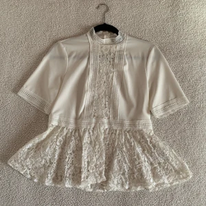 ZARA blus med spets / spetstopp  - Använd i några timmar endast. I nyskick utan anmärkningar. Stäng med en dold dragkedja i ryggen. Storlek XS men rymlig.