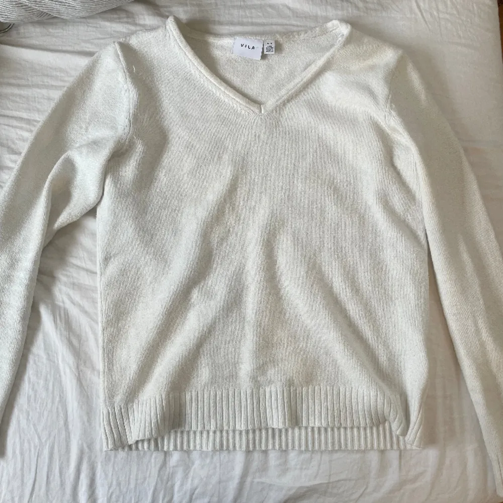  jättefin vit stickad tröja från Vila. Köpte för 350kr.💓 Den är i jätte bra skick!. Tröjor & Koftor.