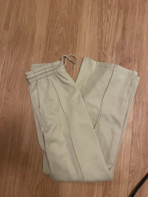 Beiga mjukisbyxor från Gina tricot  - Använda 1-2 gånger, bra skick 