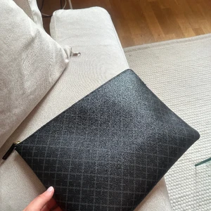 By Malene Birger, laptop fodral - Säljer nu mitt laptop fodral från Marlene Birger, bara använt ett fåtal gånger så väldigt bra skick! Skicka för fler bilder🤍 passar både 13 och 15 tum + anteckningsblock/bok och massa pennor, så jätterymlig!! Ordinarie pris 1600kr