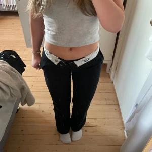  Lågmidjade dickies/kostymbyxor - Snygga både uppknäppt och knäppt Jättesnygg passform Jag är 166 och de passar prima i längd