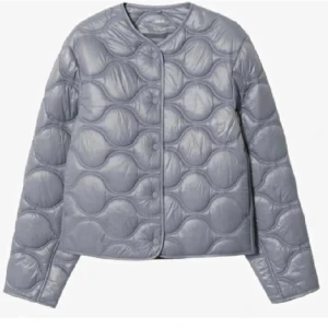 Mango jacka  - Säljer min fina jacka från mango i storlek XS. Jätte bra skick ❤️Passar super bra nu till våren🫶Säljer då jag har många jackor just nu💕Skriv till mig för fler bilder💕Pris kan diskuteras vid snabb affär ❤️