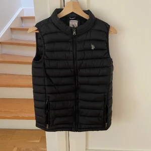 Polo raulph lauren väst - Säljer min polo Ralph lauren assn väst för den inte passar längre. Den är i riktigt bra skick, jag är 182 och den är lite för liten på mig. 