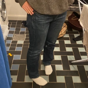 Levis jeans 33/32 - Goa levis jeans i storlek w33 l32. De har även ett band inuti linningen (midjan) så man kan få tajtare. Enligt mig superfina, säljer för att de är för små för min smak men de är kattiga i rumpan ändå. Passar både tjej o kille🤟