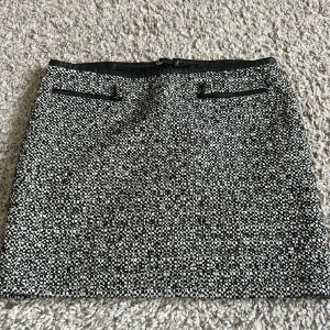 Kjol - Tight kjol som är superfin❣️läder inslag på kanter och tablå st små fickor på framsidan, dragkedja i bak 