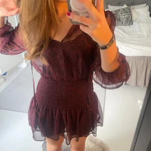 Intressekoll, Zara klänning - Skriv om du är intresserad av min super snygga Zara klänning då den tyvärr inte längre kommer till användning❤️