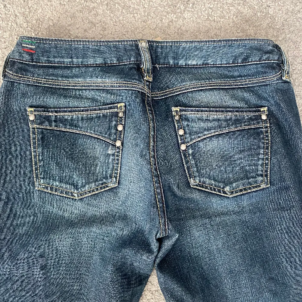 Så snygga diesel jeans | lowwaist Bootcut med superfina detaljer 💙Mörkblåa, toppenskick, köpta på second hand Mätt: midjemått rakt över 38 innerbensmått 81 Skriv vid frågor eller intresse 💗. Jeans & Byxor.