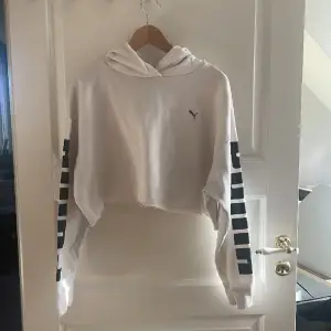 Helt vanlig vit cropped puma hoodie som typ aldrig blivit använd. Köpare står för frakt 