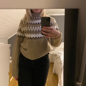 Stickad tröja  - Helt oanvänd prislapp kvar,skulle säga att den är brun/beige/vit,  från lager 157, storlek xs! ☺️