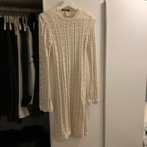 Virkad klänning gina - Jättefin cremevit virkad klänning från gina med öppen rygg. 