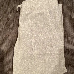 Juicy couture  - Grå juicy byxor i stolek xs, bra skick utan defekter säljes pga att de blivit små för mig💗 hör av vid intresse, pris kan diskuteras 