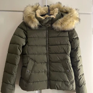 Ny jacka ifrån Only - Storlek XS.  Jackan är helt ny, dock utan lappar då det var en julklapp.  Luvan är avtagbar. Djur finns i hemmet 