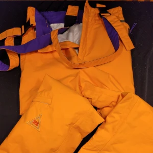 SOS skidbyxa st.38 - Snygg SOS skidbyxa   St. 38  Hel o ren, inget trasigt någonstans. I nederkant undersida kanten på byxan lite mörkt från bindningar. Inget som går bort i tvätt men inget som man heller direkt ser.