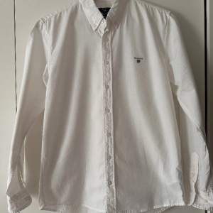 Säljer denna vita skjorta ifrån Gant. Skjortan är nästan helt oanvänd, skicket 10/10. Storlek 13-14 junior, motsvarar 158-164 cm. Nypris 699 kr, mitt pris 249. Hör av er vid fler frågor och bilder, säljer pågrund av att den är för liten 