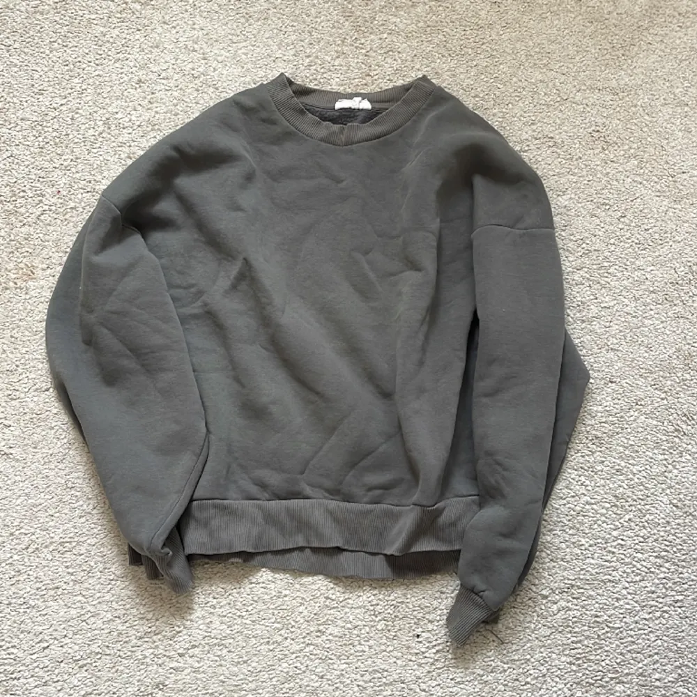 Fin sweatshirt från Gina tricot, som kommit till användning en del🤍 Passar XS, S, M. Tröjor & Koftor.