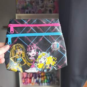 Monster High necessär/kuvertväska, två öppningar och aldrig använt, köpt på Second Hand 