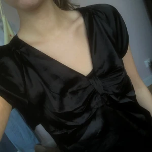 Svart glasnig blus - Så fin blus i ett jättenajs glansigt material💓💓 Skriv för fler bilder!!🙌