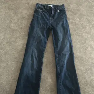 Säljer dessa mörk blå jeans i stl 36. Dem är använda mindre än 3 ggr! Dem är bootcut på vissa å lite mer baggy på vissa! 💙