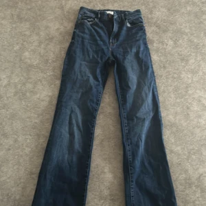 Mörk blåa jeans! ❣️ - Säljer dessa mörk blå jeans i stl 36. Dem är använda mindre än 3 ggr! Dem är bootcut på vissa å lite mer baggy på vissa! 💙