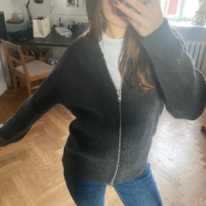 Snygg dragkedjekofta🤩❤️ - Sjukt snygg grovstickad dragkedjekofta, funkar perfekt som jacka till våren också🤩 så najs färg som passar till allt, som ny!! Storlek 40 passar 34-40💖