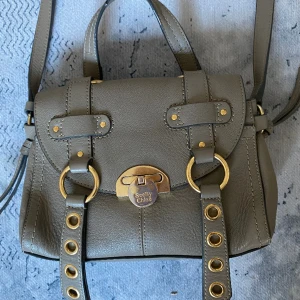 See by Chloé väska - See by Chloe bag. guld detaljer. Andvänt men gott skick. slitage på märket fram.