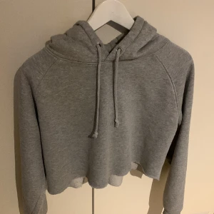 Hoodie - Jättesnyggg hoodie ifrån bikbok! Aldrig använd.