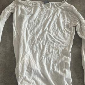 En vit tröja till salu! Den är från Gina i stl S! Inte använd fler än 2 ggr! Säljer den för den är ganska lång i armarna och ganska genomskyling! Annars bra skick 🤍