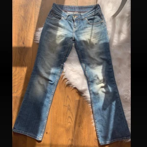Lågmidjade jeans - Jättesnygga lågmidjade jeans som tyvärr var för stora för mig💓💓 Midjemått: 36 cm Byxans längd: 96 cm 
