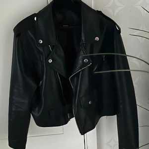 skinnjacka  - en skinnjacka som säljs på grund av att jag inte använder den. inte äkta skinn. storlek xl.