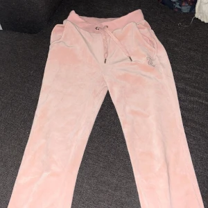  Rosa Juicy byxor med text där bak - Säljer fina juicy byxor i stl xxs. Fick dom julen 2022 och har inte använt så många gnr men ändå använda. Ett litet jack fram till längst ner som man ser på sista bilden men inget man tänker på. Priset kan diskuteras🫶🏼