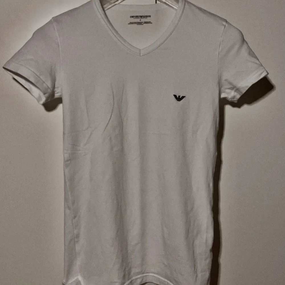 Två st Emporio Armani t-shirts oanvända. Nypris ≈600kr. Mitt pris !endast! 299kr. Marinblå & Vit.. T-shirts.