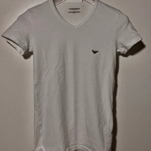 2st Nya Emporio Armani t-shirts  - Två st Emporio Armani t-shirts oanvända. Nypris ≈600kr. Mitt pris !endast! 299kr. Marinblå & Vit.