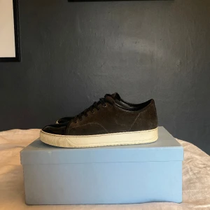 Lanvin Cap Toe - Intressekoll, undrar om det finns intresse hos någon på dessa gråa Lanvins då jag siktat in mig på ett par andra, Skick 9/10, hör av er vid frågor! Endast lite smutsig sula vilket jag fixar innan leverans🤝Pris ej hugget i sten så kom med förslag!