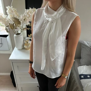 Blus  - Jättefin blus från Zara som bara använts 2 gånger så den är i väldigt fint skick! Säljes så den blivit för liten för mig tyvärr 😞 